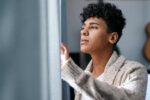 ¿Cómo saber si un hombre orgulloso te extraña?