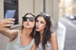 ¿Qué significa que una persona se toma muchas selfies?