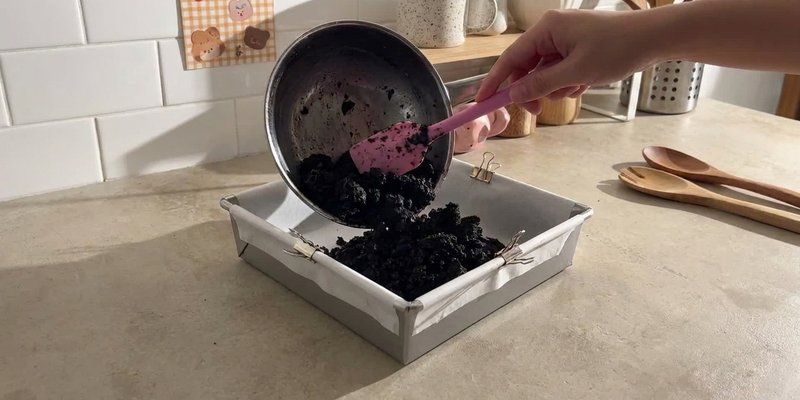 Base de galleta Oreo transferida a un molde cuadrado