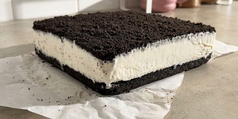 Capas del postre helado de Oreo ya desmoldado