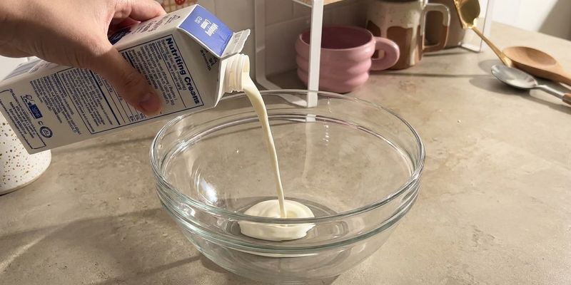 Crema para batir vertida en un bowl de vidrio