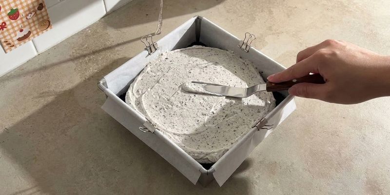 Emparejando el relleno cremoso dentro del molde