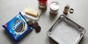 Ingredientes para barras heladas de Oreo sobre la encimera