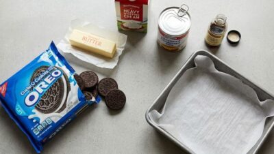 Ingredientes para barras heladas de Oreo sobre la encimera