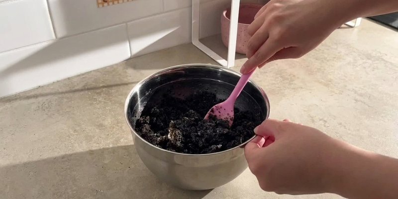 Mezcla de migas de Oreo y mantequilla tipo arena mojada