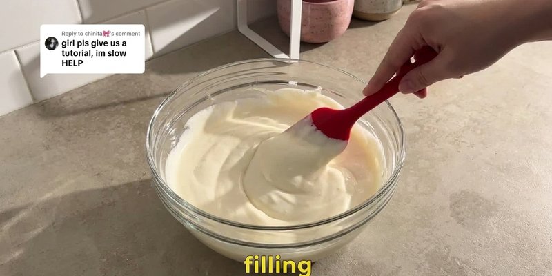Mezclando crema batida con leche condensada
