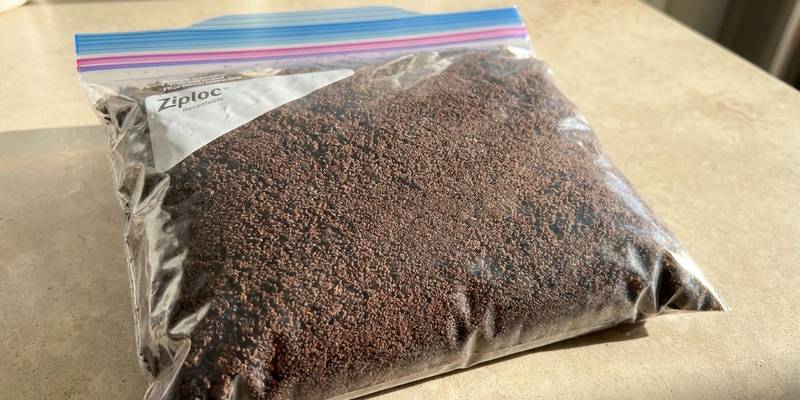 Migas de galleta Oreo ya trituradas en una bolsa