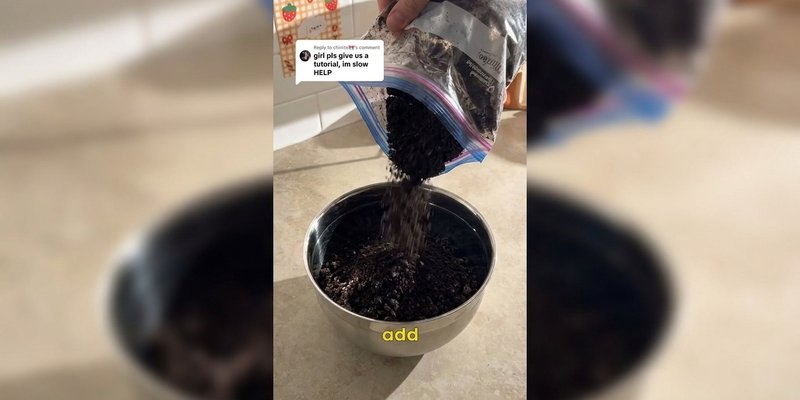 Migas de Oreo vertidas en un bowl metalico