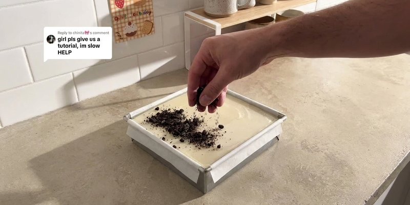 Migas de Oreo espolvoreadas sobre el relleno