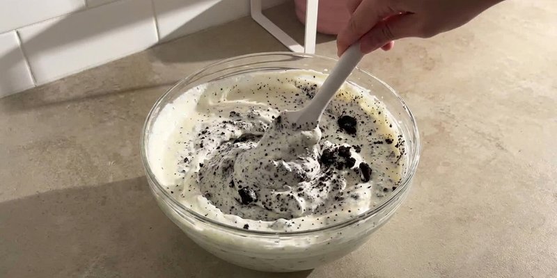 Migas de Oreo incorporadas al relleno cremoso