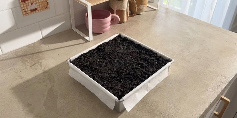 Molde cubierto de migas de Oreo listo para congelar