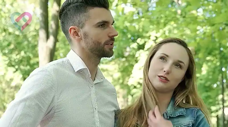 Hombre acercandose a hablar con una mujer en un parque